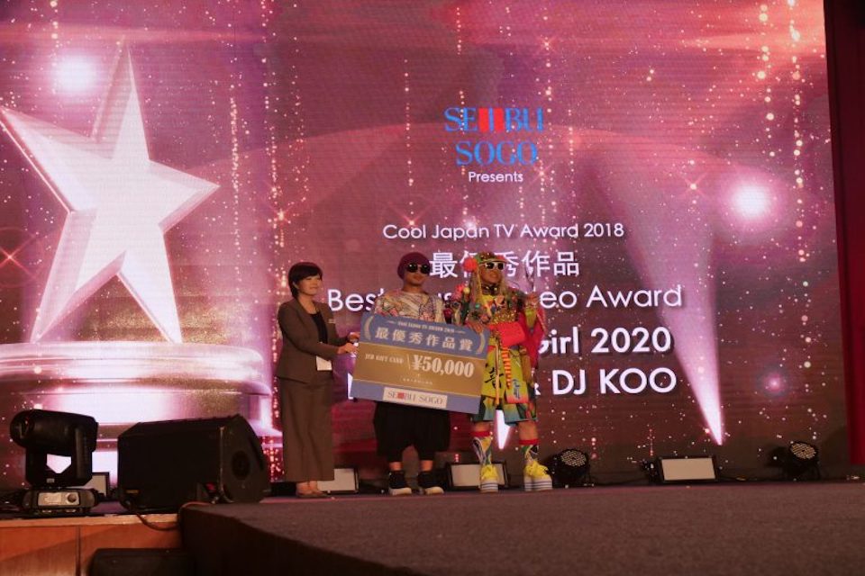 台湾で開催されたCool Japan Fest 2018のCool Japan TV AWARDで最優秀作品賞を受賞するマレーシアのNameweeとDJ KOO